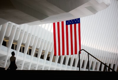 美国国旗挂在走廊
